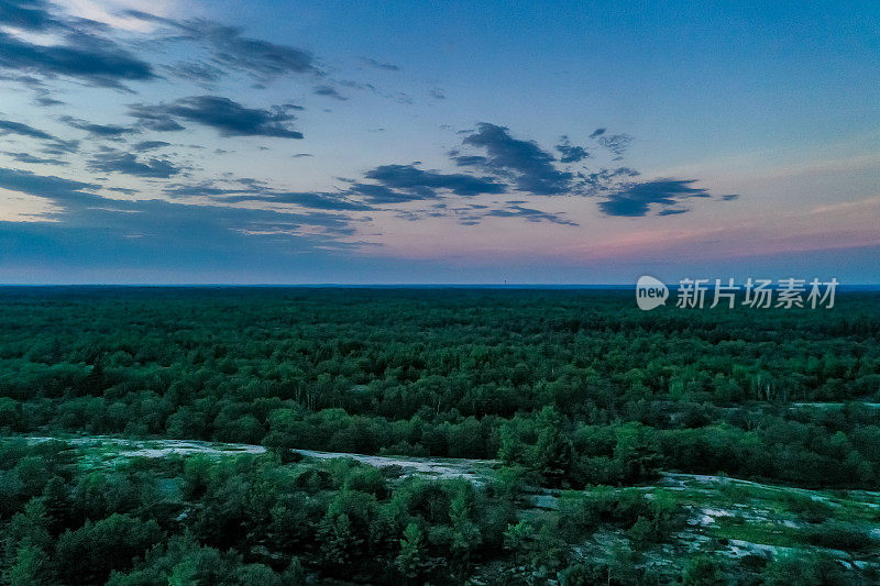 黄昏时的Muskoka Torrance Barrens Dark-Sky保护区，Gravenhurst，加拿大